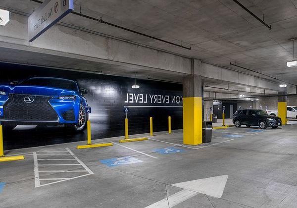 American Airlines Center parking structure in Dallas, 带亮的TX, high quality lighting from parking garage LED light fixtures in the h和icap section.